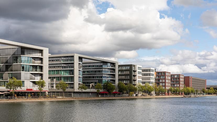 Baukasten oder Agentur? Eine ehrliche Entscheidungshilfe für kleine Unternehmen