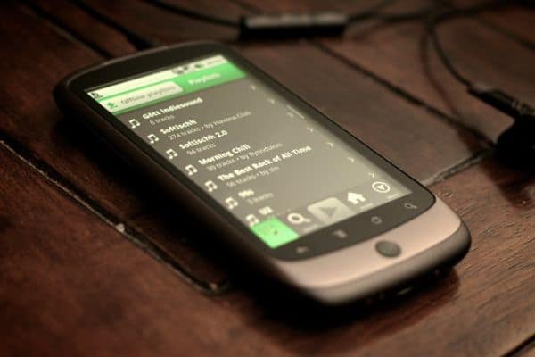 Spotify kennzeichnet KI-Künstler und schließt sie von Empfehlungen aus