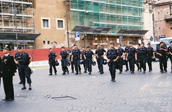 Automobilist verletzt Radfahrer in Lanzo Torinese, vier Verletzte