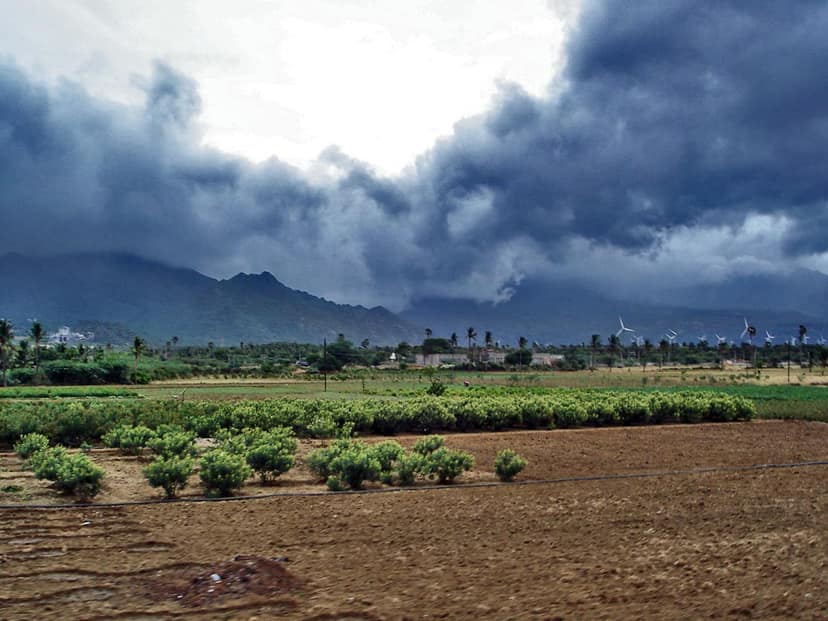 Schlechtes Wetter strandet Hunderte in Victoria und den Philippinen