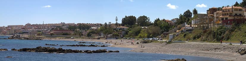 Campamento improvisado de migrantes en la playa del Trampolín de Ceuta