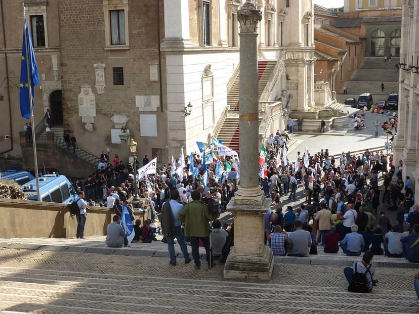 Turista bloccata sulla scogliera di Polignano a Mare