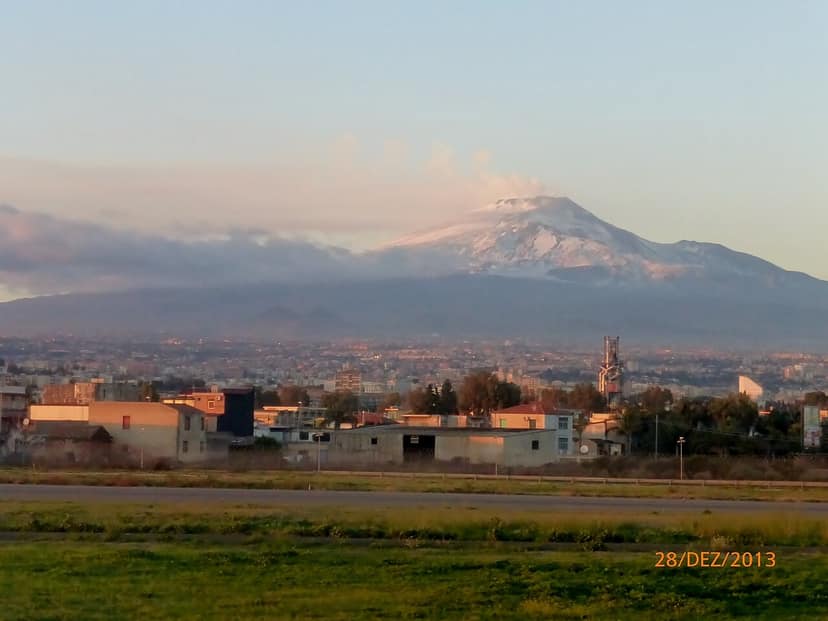 Il Vulcano Etna influisce sull'aeroporto di Catania: turisti colpiti