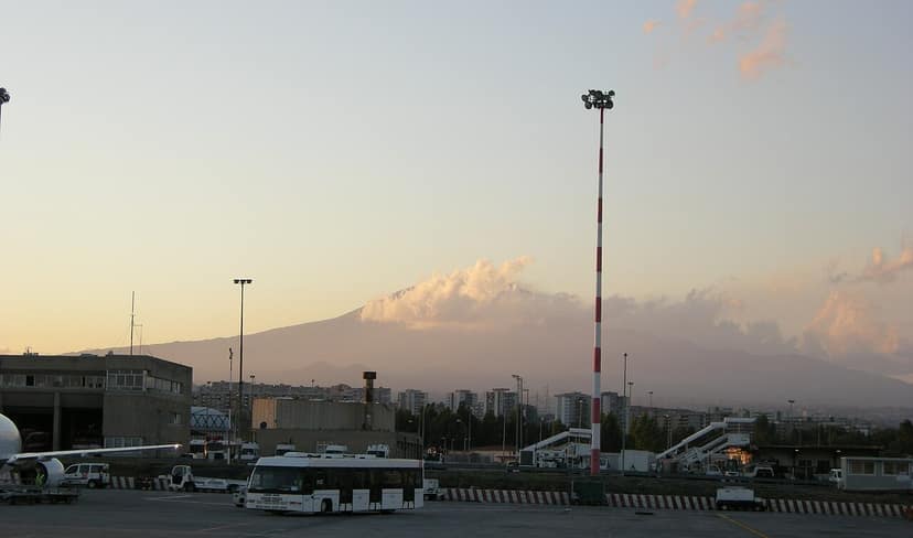Etna: Öffnung eines neuen Ausbruchsschlots mit Ascheemissionen
