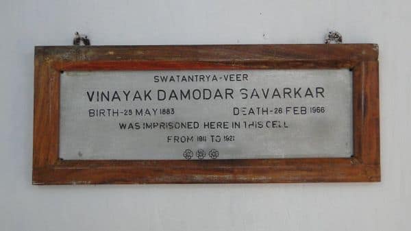 Un enseignant du Kerala suspendu pour une question controversée sur Savarkar