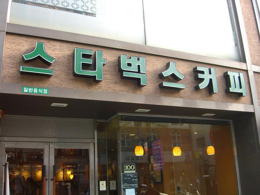 Polícia realiza operação na sede da Starbucks Coreia em meio a reação pública