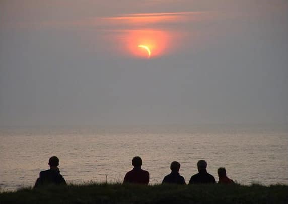 Eclipse Solar Desencadeia Missões Científicas e Preocupações Energéticas na Grã-Bretanha