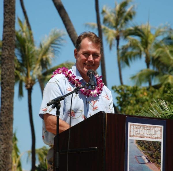 El representante hawaiano Ed Case gana las primarias contra un oponente