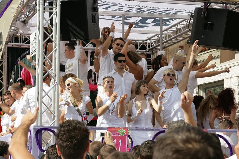 Street Parade in Zürich zieht Hunderttausende an