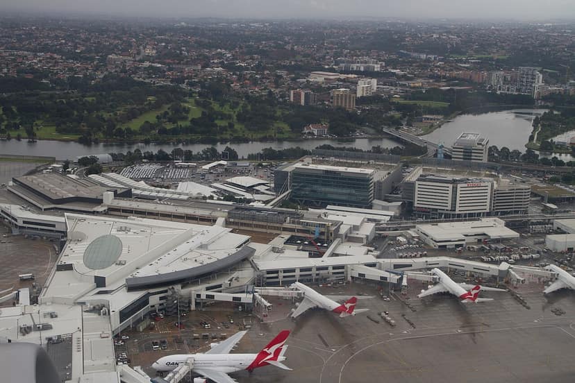 Due lavoratori sospesi dopo un incidente sfiorato all'aeroporto di Sydney