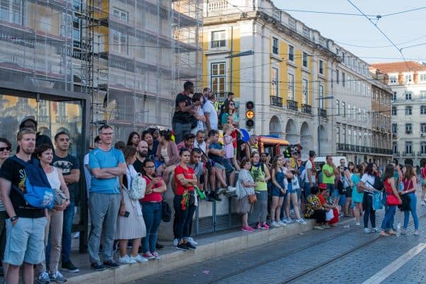 Presidente do Irão refere 'guerra total' e preocupa-se com a economia