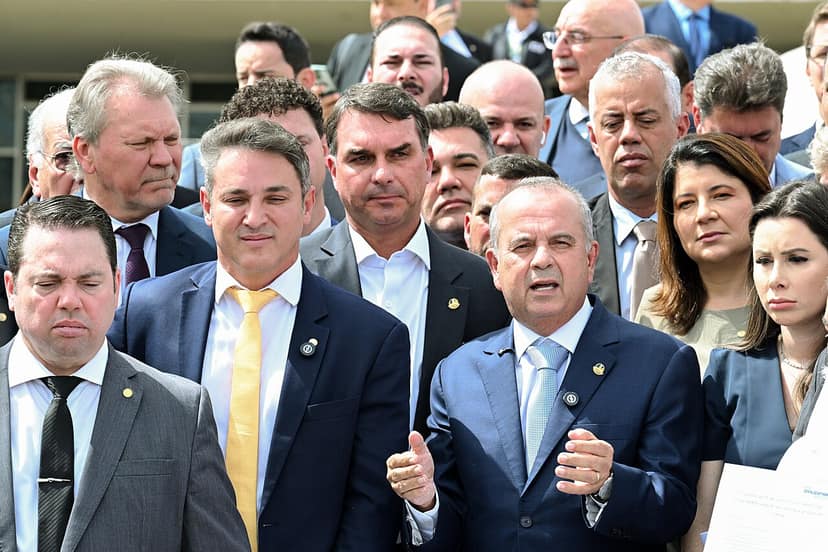Flávio Bolsonaro beschuldigt Moraes, im Interesse von Lula zu handeln