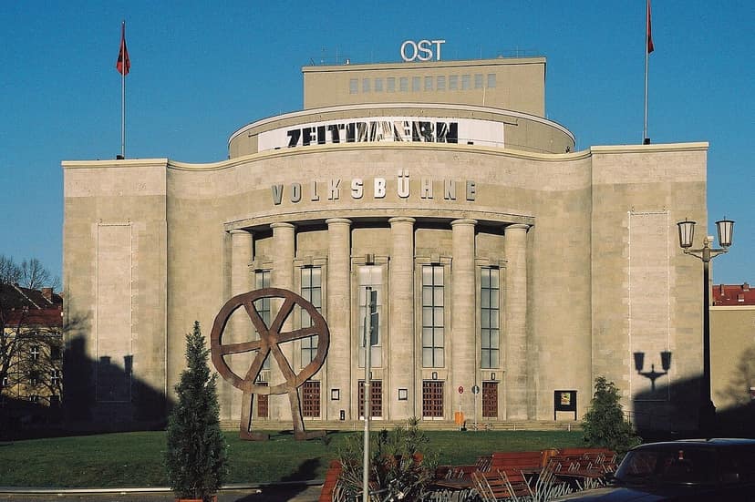 Temporäres Schwimmbad an der Berliner Volksbühne eröffnet