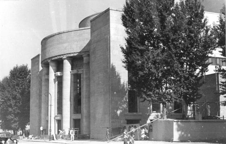 Temporäres Schwimmbad an der Berliner Volksbühne eröffnet